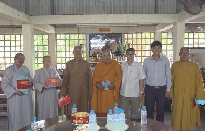 Ngã Năm: Lãnh đạo UBND thị xã tặng quà các chùa